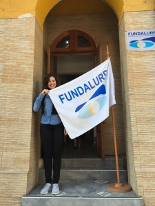 Porta da casa sede da Fundalurp. Marina está segurando a bandeira da Fundação